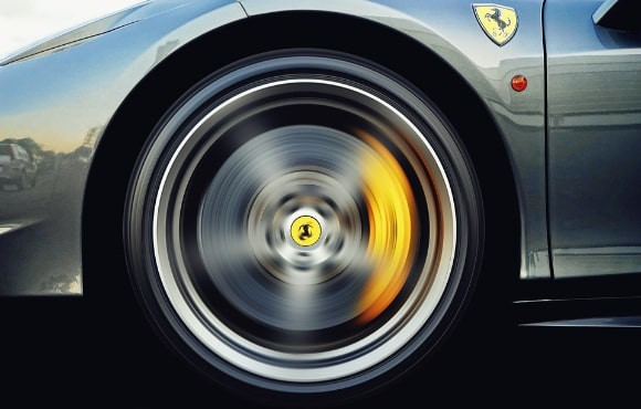 La vie d'un pneu dans l'univers du pilotage automobile
